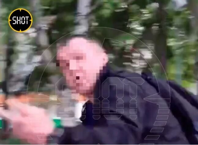 Преступник показывает средний палец в камеру