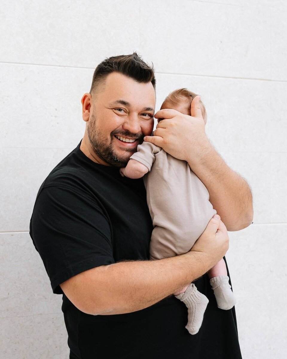    Сергей Жуков с младшим сыном Эваном. Фото: телеграм-канал Сергея Жукова.