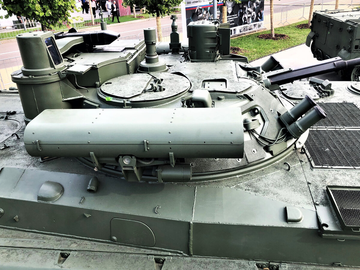 Установка нового комплекса вооружения привела к изменению конструкции командирской башенки. Первоначально сохранялась штатная командирская башенка.