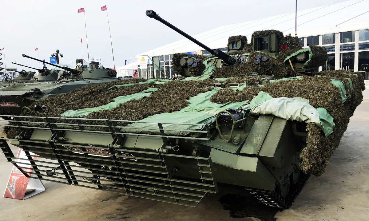 БМП-2М с дополнительной защитой и средствами снижения заметности.