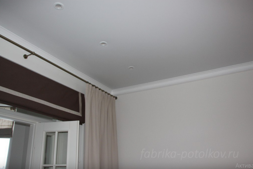 Источник фото: https://fabrika-potolkov.ru/satinovye-potolki/