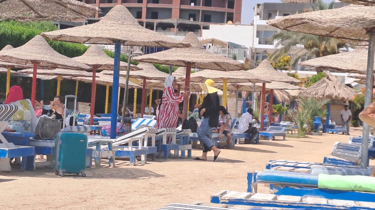 Фото для Дзен, канал @hurghada [Лиля Египет]. Статья о том, как мама вышла замуж в Египет, а ребенка от первого брака оставила с бабушкой.  