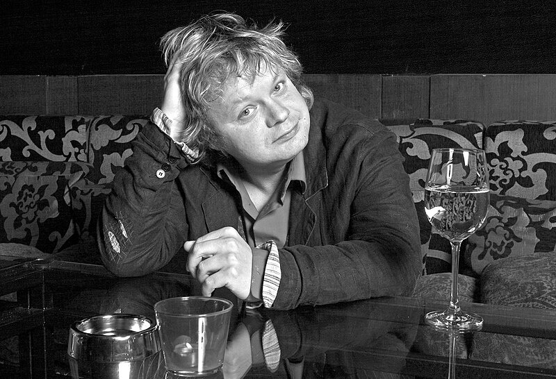 Вадим Степанцов, солист группы Бахыт-компот. Угадайте, к чему здесь это фото из открытых источников.