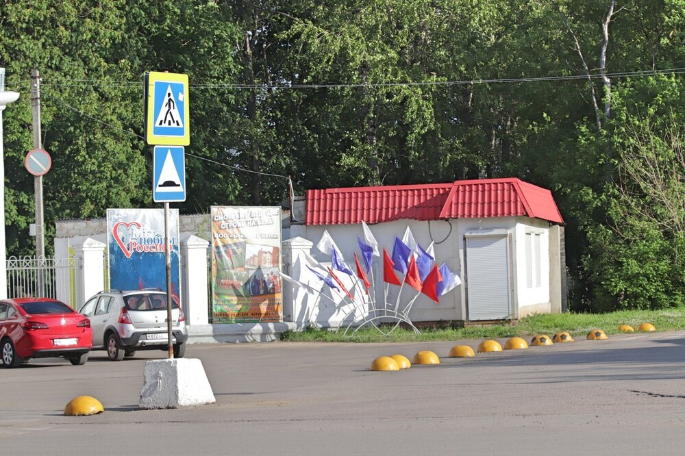 Рядом с главным входом.