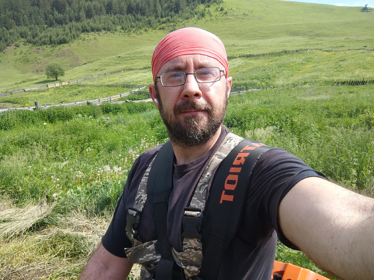 Всего ничего - осталось скосить 22 сотки. Фото автора