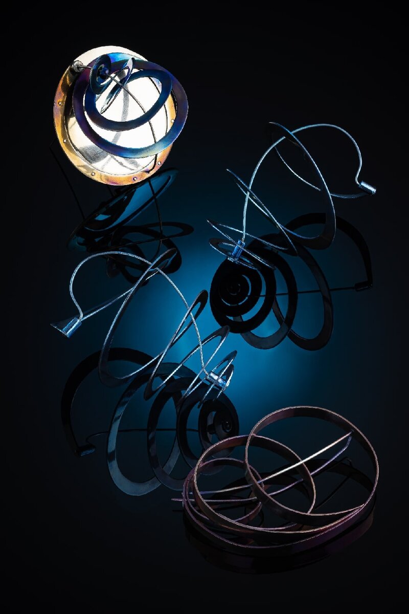 Оксидная плёнка разной толщины создаёт разные оттенки