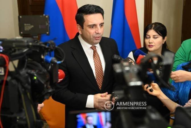 По мнению председателя Национального Собрания Республики Армения Алена Симоняна, когда армянская и азербайджанская стороны что-то обсуждают, приходят к согласию, после этого президент Азербайджана...
