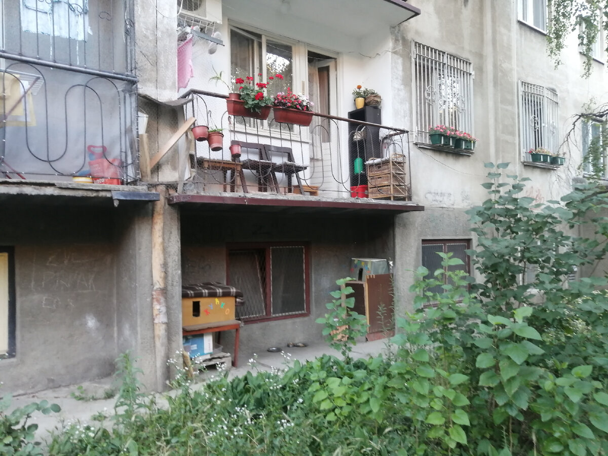 Даже имена подписаны.