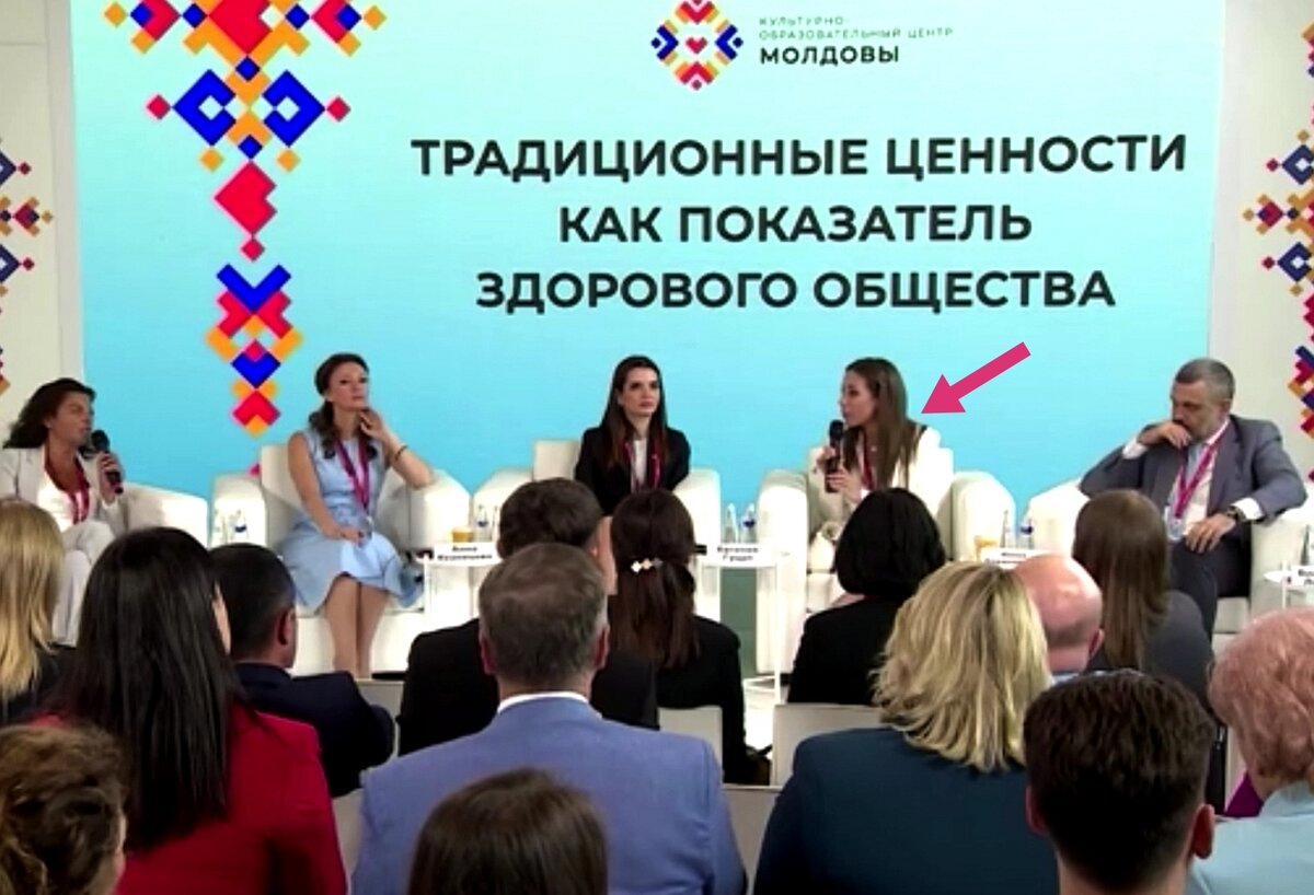 Ведущая в окружении благодарных зрителей