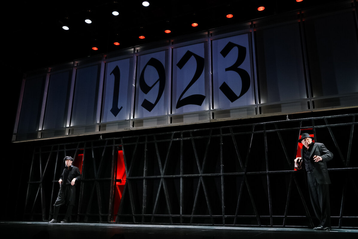 Сцена из спектакля «Двадцать третий» театра «Мастерская П. Н. Фоменко». Фото - Сергей Петров.