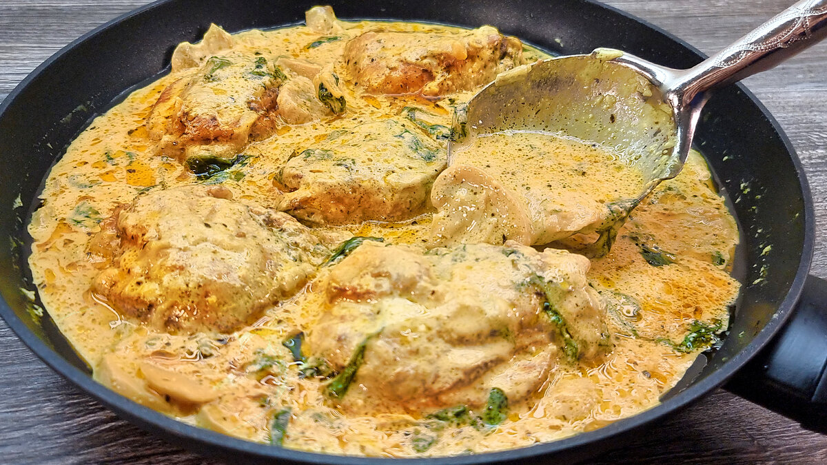 Грибы и курица идеально сочетаются друг с другом. В этом можно убедится, если приготовить такое блюдо.