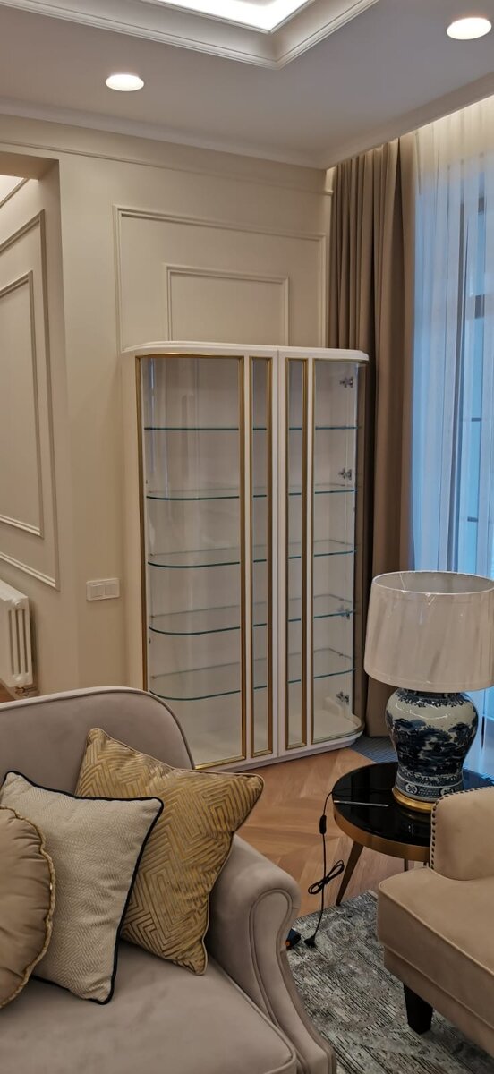 Гнутое стекло для витрин