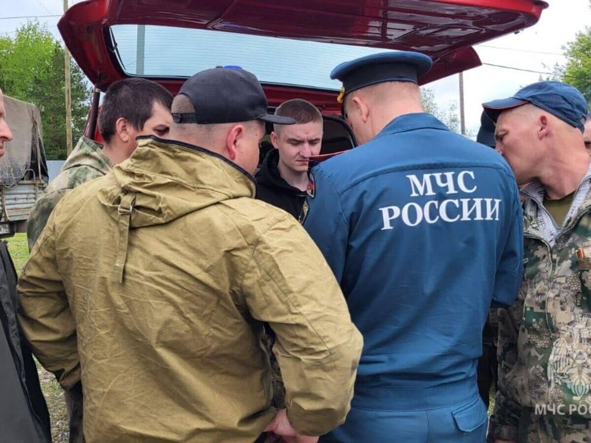    Пропавших детей в Свердловской области эвакуировали из леса© Фото : МЧС России/Telegram