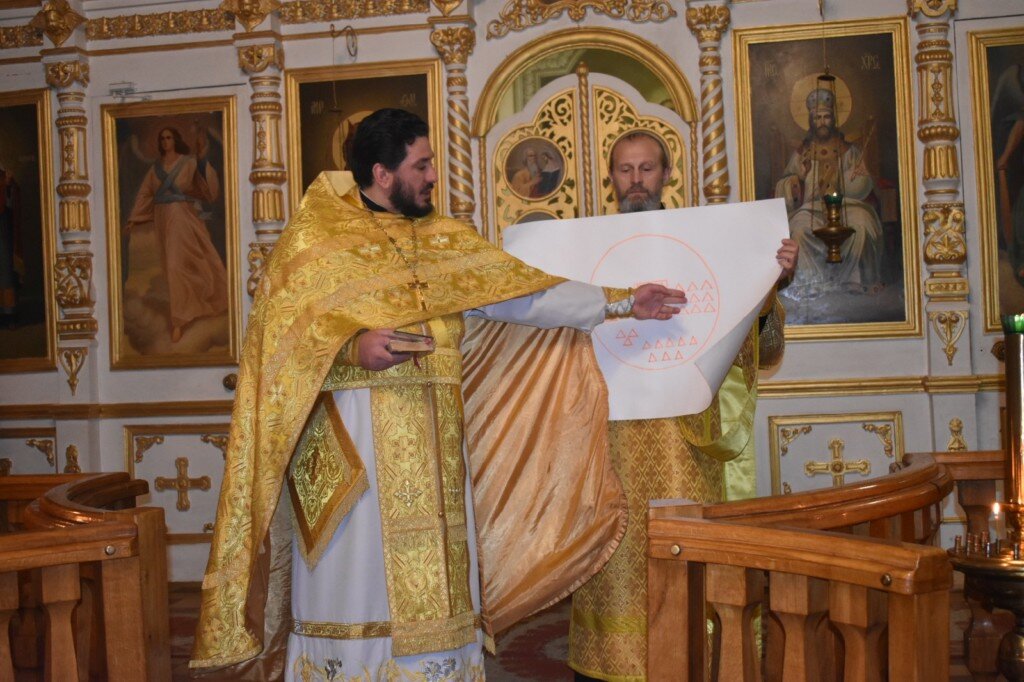 Батюшка объясняет, как расположены частицы на проскомидии