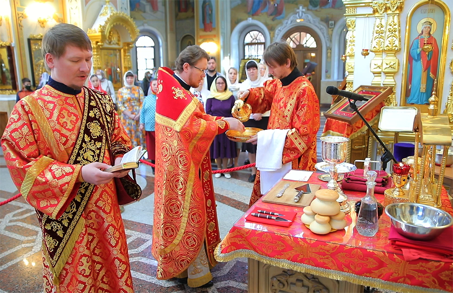 Жертвенник вынесен на солею. Интересно, кто это благословил, и где в Богослужебном Уставе это дозволяется?
