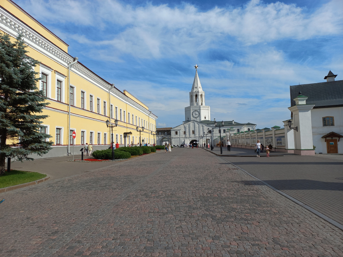 Вид со двора на башню кремля