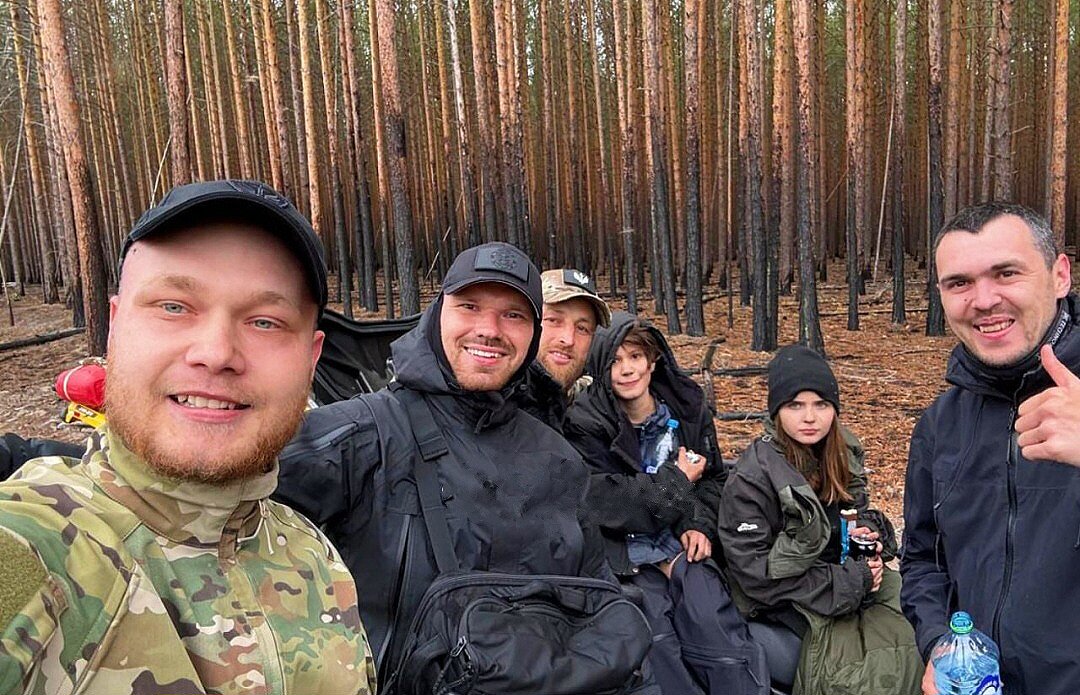 Вика и Гриша) и тот самый Герой - спасатель, рядом с Гришей, который и нашёл детей на дороге лесополосы