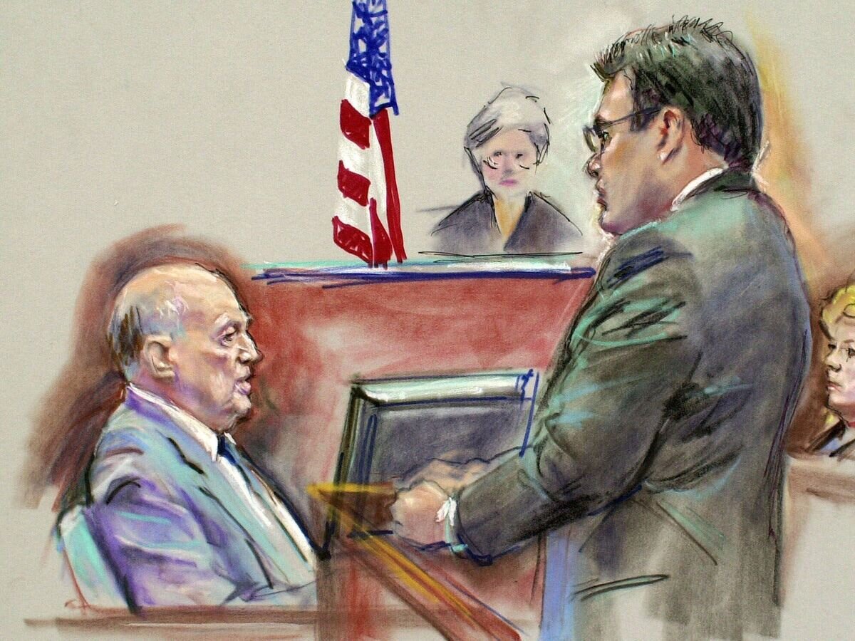    Адвокат Дэниел Эрнандес во время допроса Джорджа Трофимова в суде в июне 2001 года© AP Photo