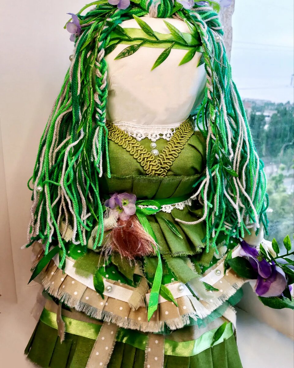 Важно! Когда хозяева куклы еще жалеют её, испытывают чувства жалости, тогда вещь для них пока работает – расставаться с нею рано. Ведь остались привязки, есть еще связь между куклой и семьёй.