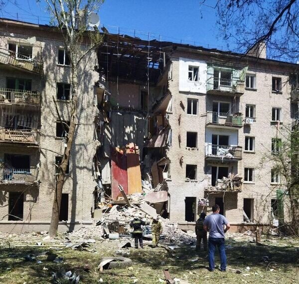 Фото очевидца. Жилой дом после атаки ВСУ в Луганске