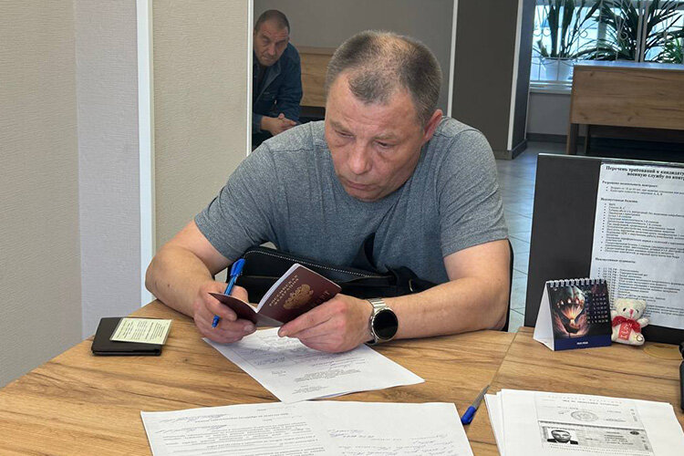    Александр: «Около месяца назад я пришел сюда со своими документами и направил запрос: «Нужен ли я? Могу ли я чем-то помочь?» И вот накануне пришло письмо, что я назначен санитаром, рядовым медиком»