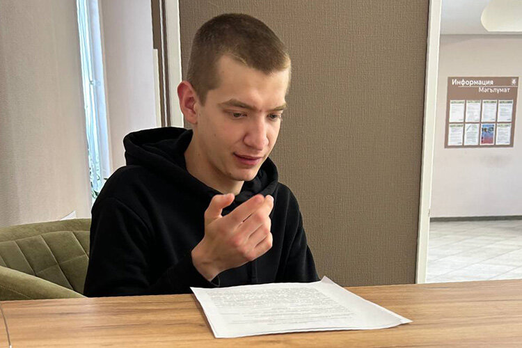    Кирилл: «Порой я думаю: «Убьют же дурака, зачем мне этот военник нужен? Родителям в цинковом гробу вернусь». А с другой стороны, интерес и желание берут свое»