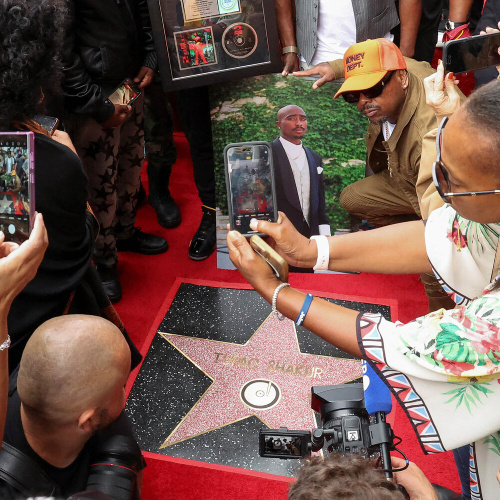    Звезда Тупака на Аллее славы / gazeta.ru