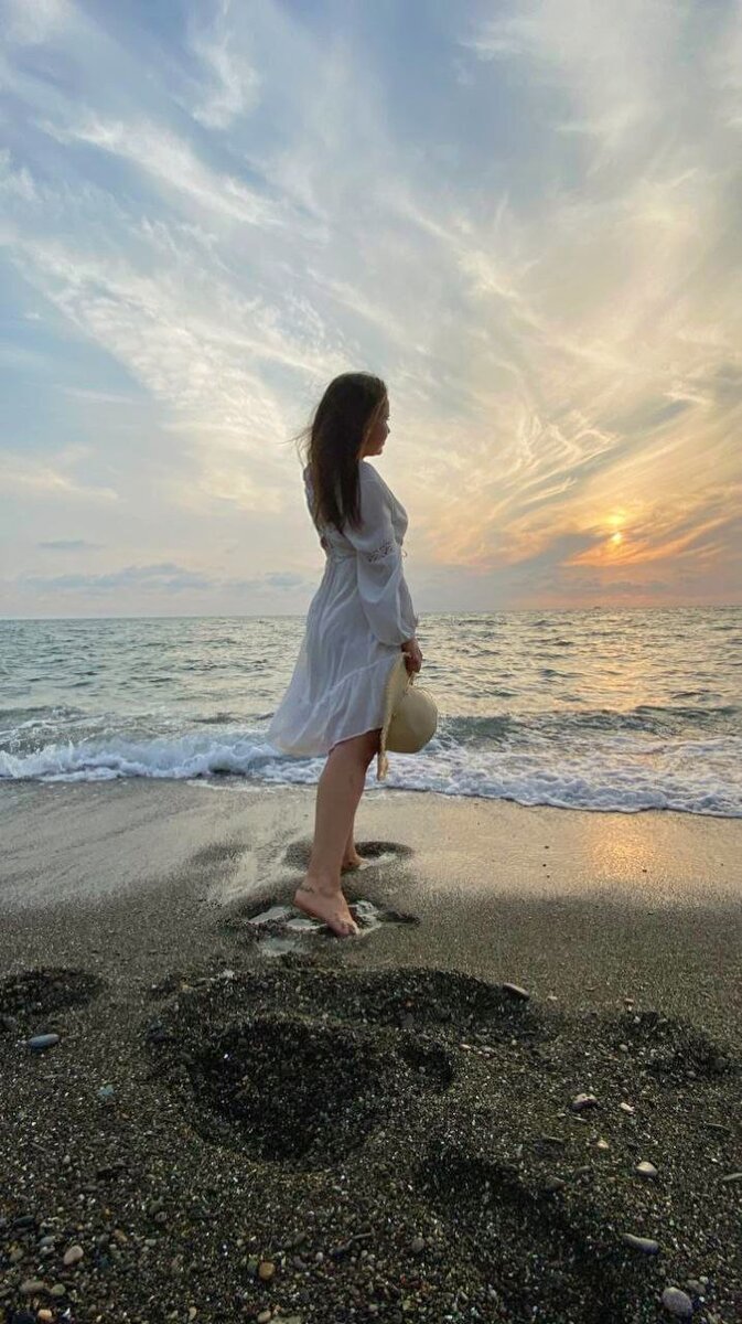 Девушка на закате море