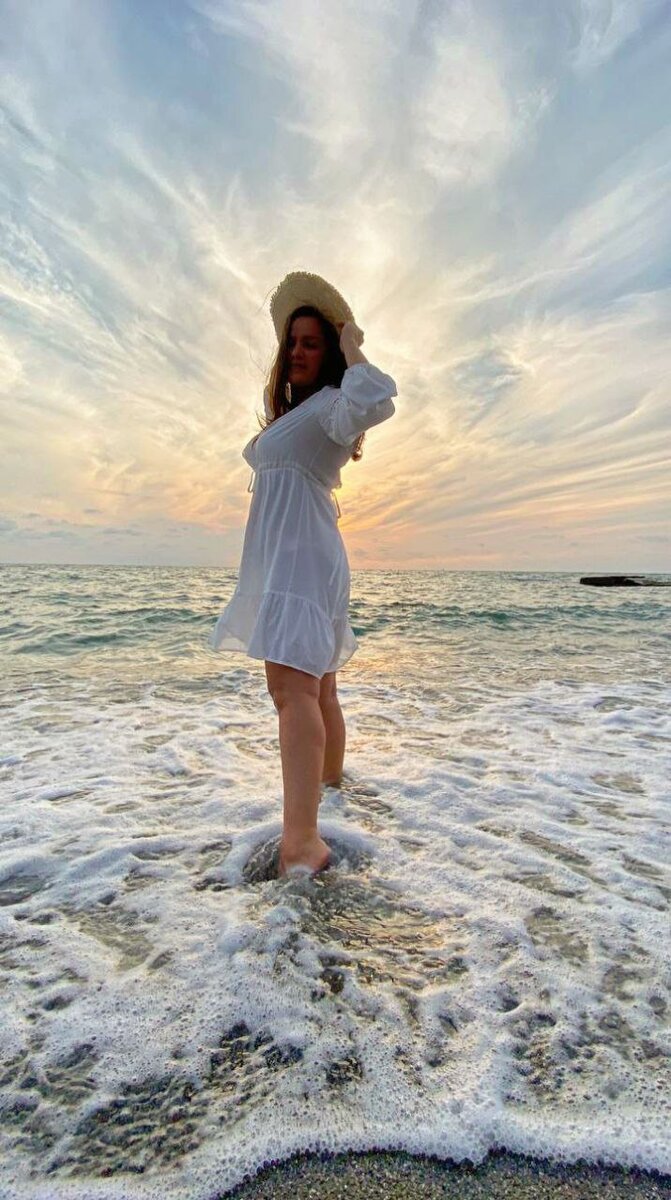 Девушка на закате в шляпе