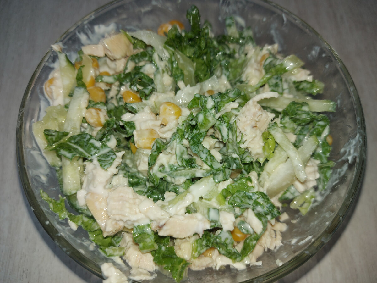 Похудательный салат с пекинской капустой и куриным филе.