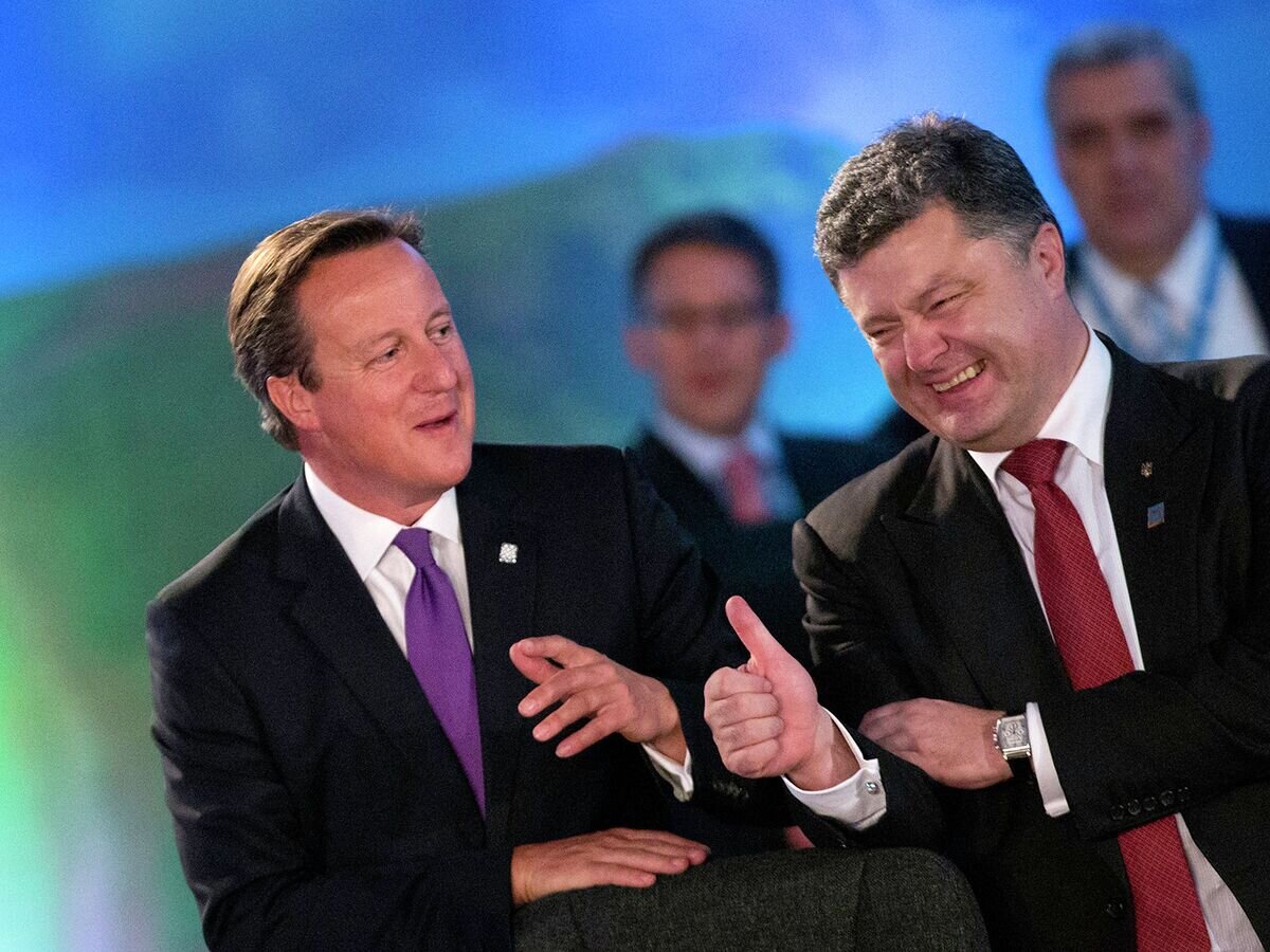    Дэвид Кэмерон и Петр Порошенко на саммите НАТО в Уэльсе© AP Photo / Jon Super