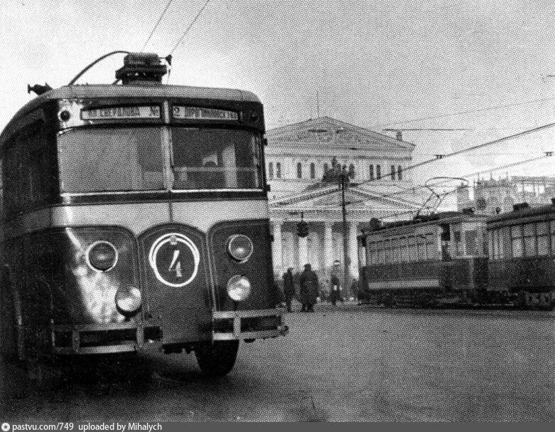 Троллейбус №2 около Большого театра, 1934-1935. С сайта www.pastvu.com.