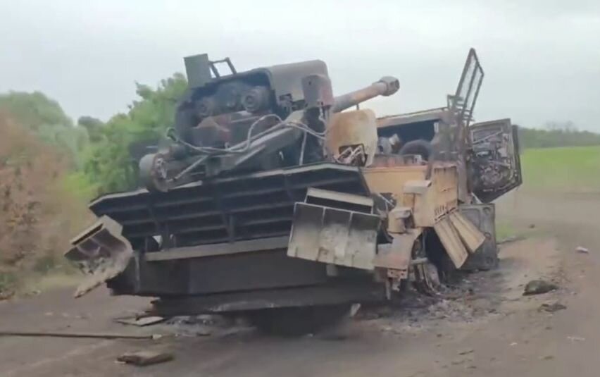 Остов уничтоженной украинской 155-мм САУ 2С22 «Богдана» в Харьковской области. Наличие «антидроновых» решеток не особо помогло, источник – Телеграм-канал Артиллерия