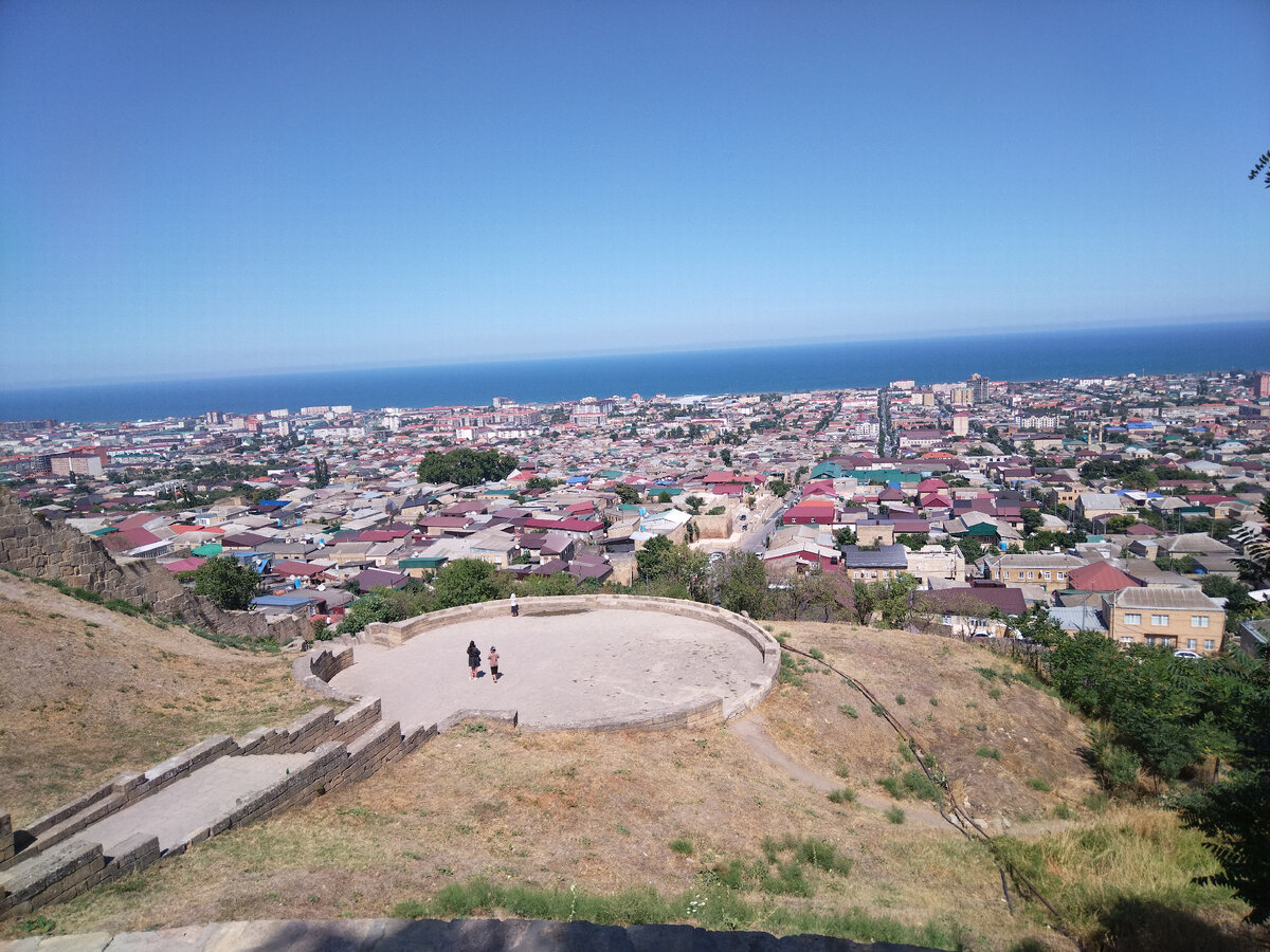 Смотровая площадка. Вид на старый город и Каспийское море.