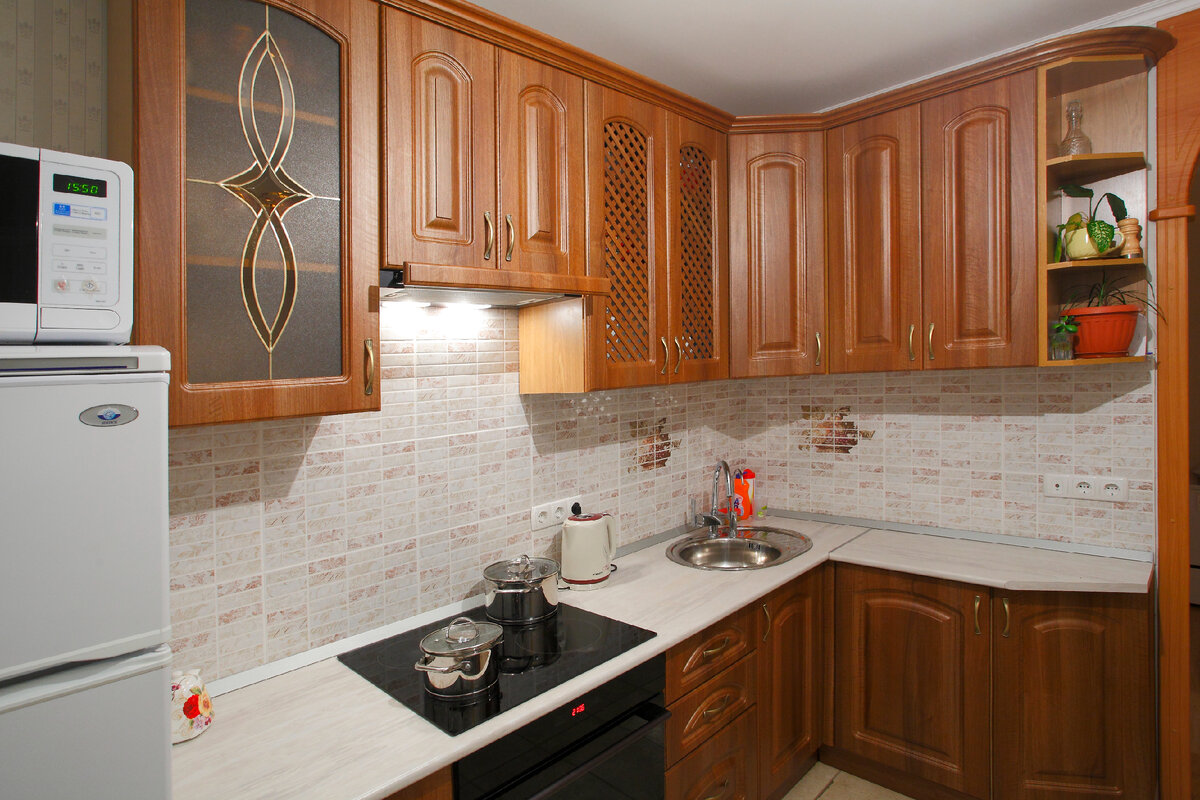 Когда-то давно ставили вот такие алюминиевые плинтусы, итальянские, между прочим