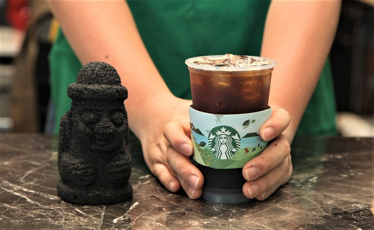 По статуэтке понятно, что это Старбакс на острове Чеджу. А сотруднику срочно необходим маникюр :-)