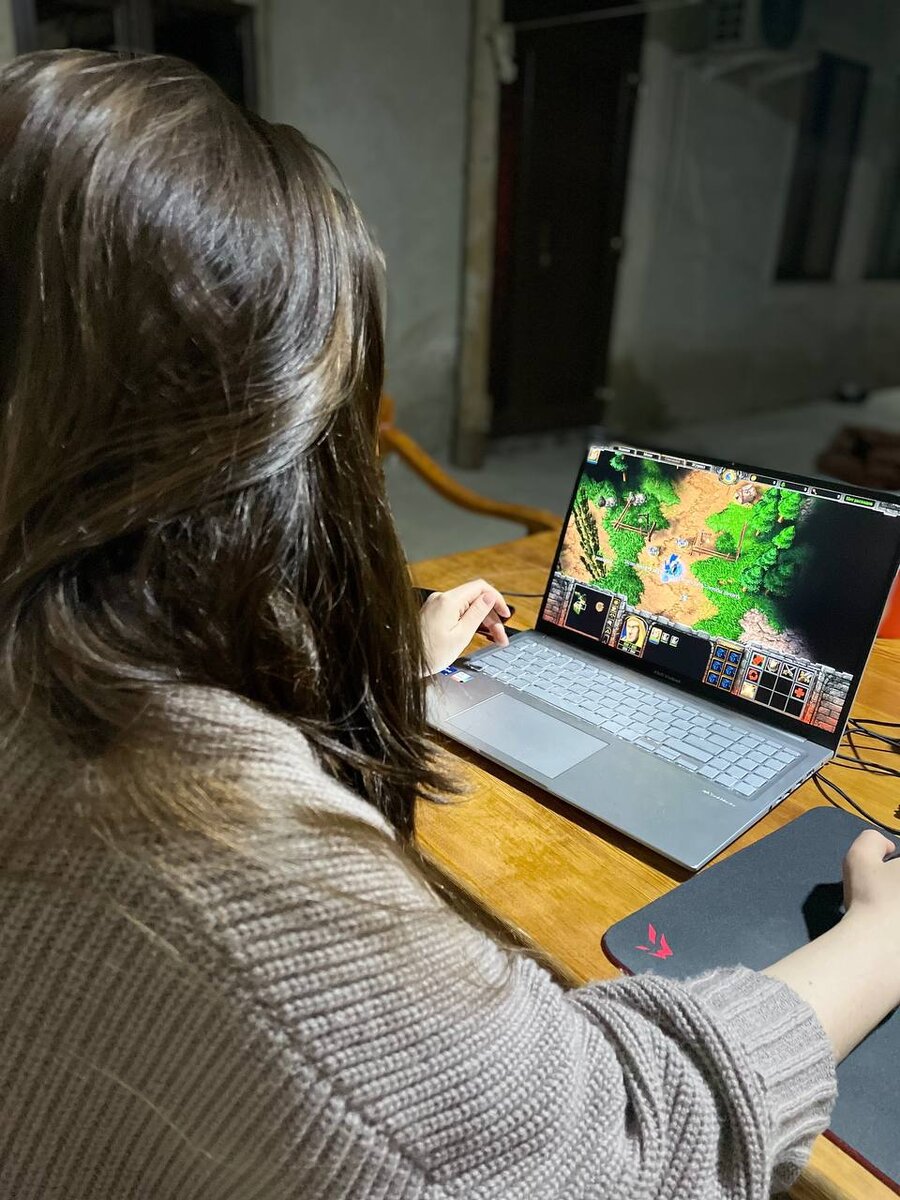 Во дворе в кофточке где-то в 20-х числах мая вечерком