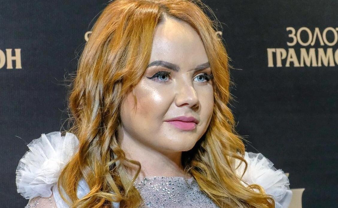 В прошлом году певица МакSим сделала неожиданное признание — она страдает от алкогольной зависимости. Артистка отправилась на лечение в рехаб.