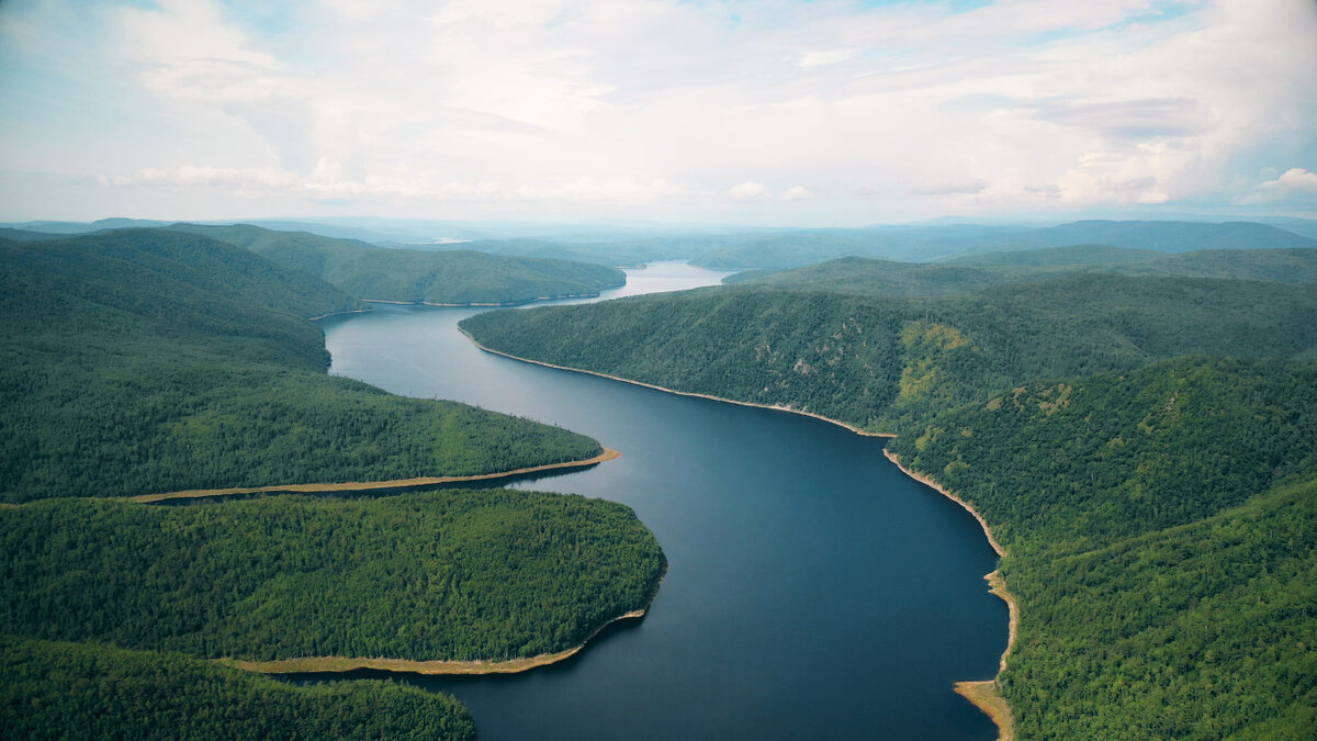 1. Зейское водохранилище появилось на карте Амурской области в 1974 году после перекрытия притока Амура — реки Зеи. Оно наполнялось водой долгие шесть лет и вышло на проектный объем в 1980 году.