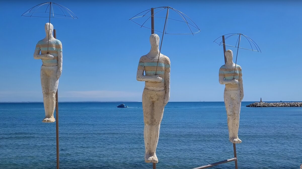 Когда вроде бы явная ситуация требует развязки. Необычный памятник туристам на набережной Ларнаки. Кипр