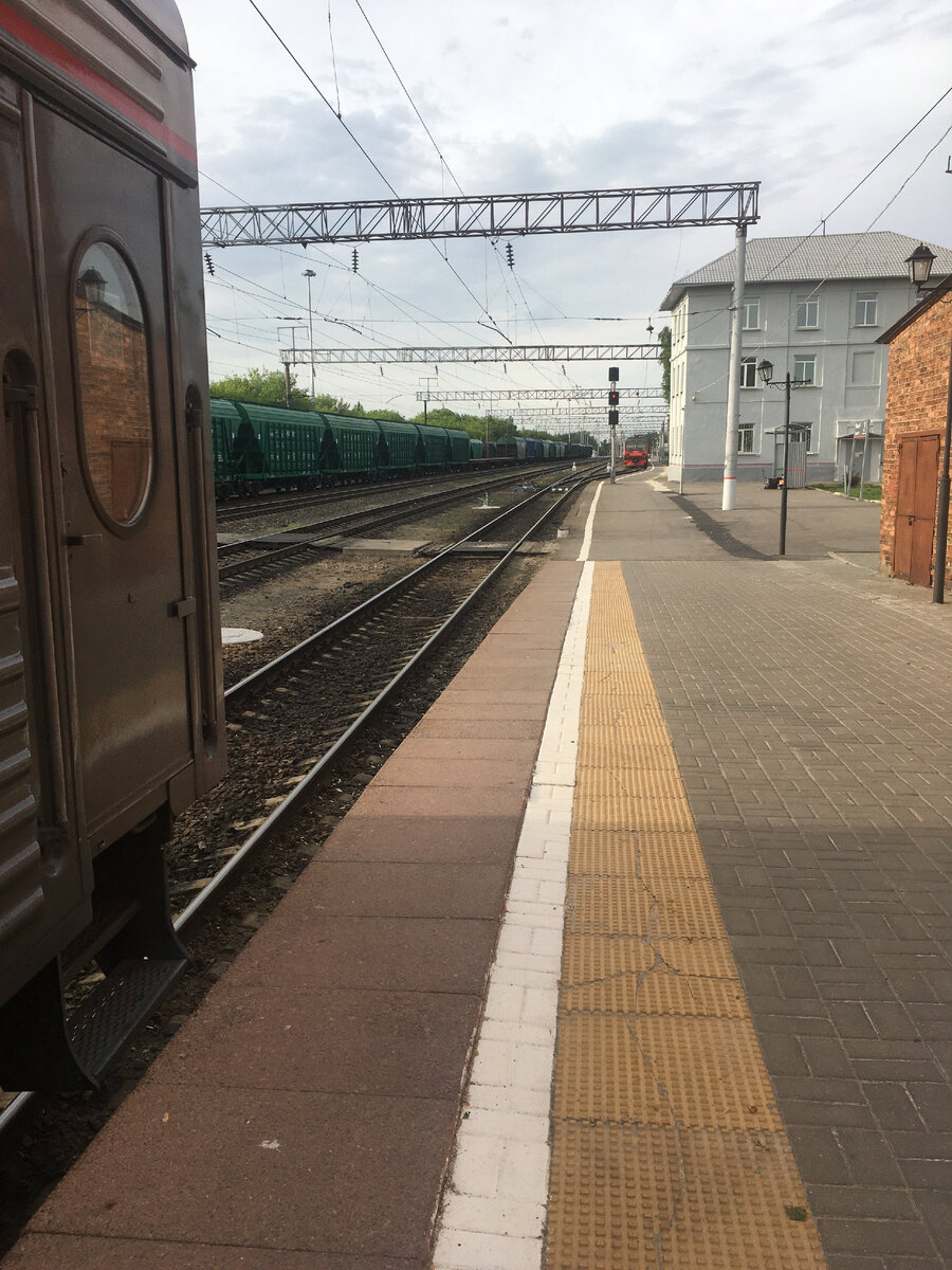 Мой путь всегда уходит вдаль. Если стрелки уводят меня на тупиковый путь, то рано или поздно я окажусь на основном. Мне не страшен и сбрасывающая стрелка или остряк. Проходили. Меня как ценную подвижную единицу вернули на пути, а время залечило раны.  