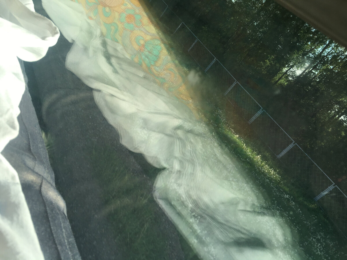 Хотела красивое фото из окра сделать, поучилось только заснять свои штаны и полку. 