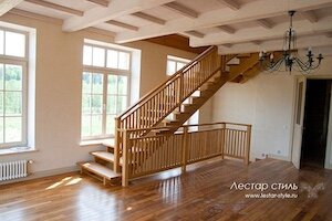 Деревянная лестница на косоурах. (Лестар-стиль)
