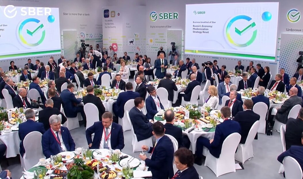 Во время делового завтрака на ПМЭФ-24.