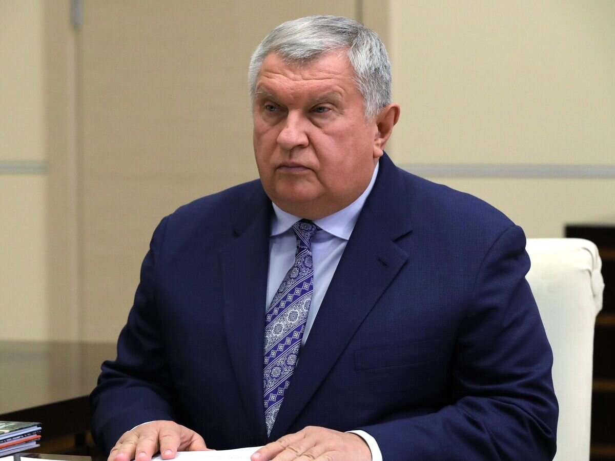    Директор, председатель правления, заместитель председателя совета директоров компании "Роснефть" Игорь Сечин во время встречи с президентом РФ Владимиром Путиным© РИА Новости / Михаил Климентьев