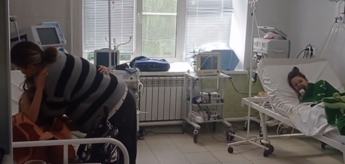    В больницу прибыла мама пострадавших детей. Фото: скрин видео Telegram-канала Здоровье уральцев | Минздрав Свердловской области