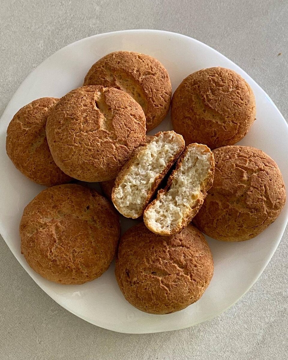 🍪 200 гр детского творога без добавок
🍪 1 яйцо 
🍪 0,5 банана (можно целый, будет послаще)
🍪 2/3 ч.л. разрыхлителя
🍪 3 ст ложки рисовой муки (можно пшеничной)
Сформировать булочки и выпекать минут 30-40 в духовке при температуре 180 градусов.