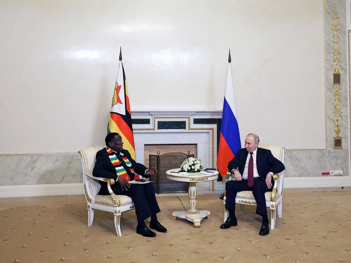    Президент РФ Владимир Путин и президент Республики Зимбабве Эммерсон Мнангагва во время встречи в рамках XXVII Петербургского международного экономического форума© POOL