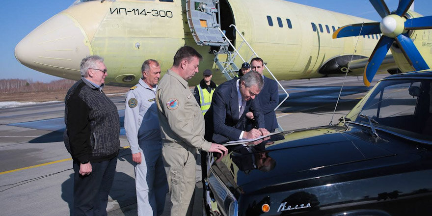 П о трдиции полётный лист подписали на капоте "Волги"