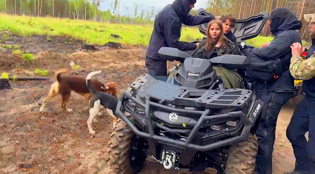 Вика, Гриша и их верные друзья собаки, а так же их спасатели.